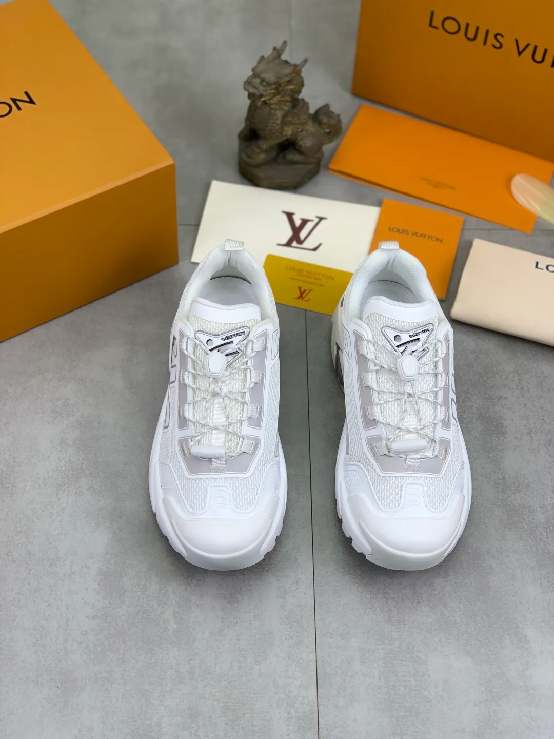 Men's Men's Shoes💰P740 New High Version LV Louis Vuitton L Jialu Brand Runner Tatic Series Thick Sole Casual Sports Shoes Running Shoes Original Purchase Development Production This LV Runner Tatic sports shoe combines technical materials such as mesh fabric and ribbons to interpret the inspiration of traditional mountaineering shoes. LV letters are written on one side, the lariat buckle of the quick lacing system is embellished with Monogram flowers and Louis Vuitton logos, and the light and wear-resistant rubber outsole completes the whole package. The delivery counter is beautifully packaged🛍📦 ▪️Fabrics: Original imported custom technical fabric + mesh ▪️Inner lining: Original customized breathable mesh ▪️Sole: Original open-molded anti-slip rubber combination material ▪️Sole thickness: 4CM ▪️Size: Men's 39-44 (38 45 (customized)